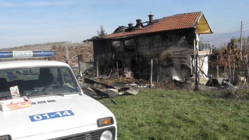 Вчера преди обед е възникнал пожар в имот Бачково. Изгарял е дървен