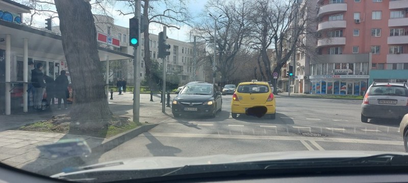 Шофьор паркира безумно в кръстовище в Пловдив