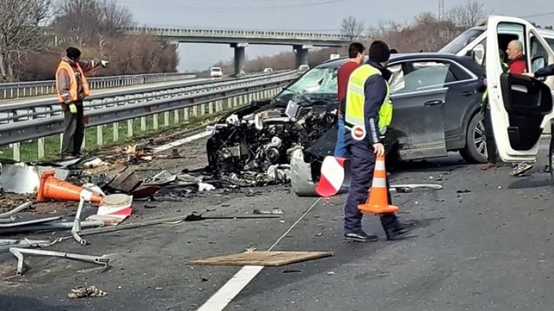 Тежка катастрофа с кола и камион на АМ 