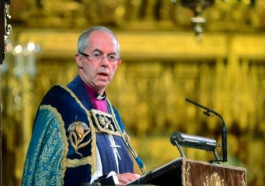 Кентърбърийският архиепископ Джъстин Уелби духовен глава на Англиканската църква поднесе