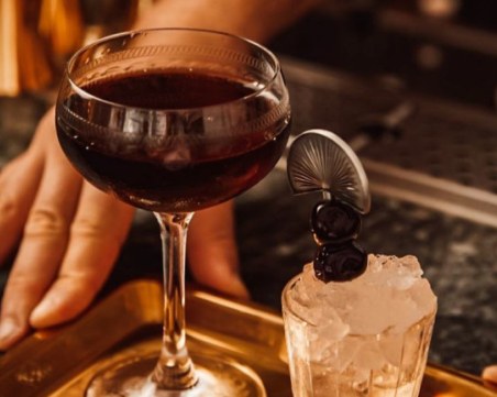 Black Manhattan - по-добрата версия на класическия коктейл „Манхатън