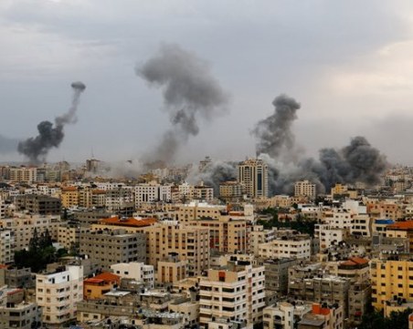 Бомбардировки в жилищен квартал в Газа, най-малко 36 са жертвите