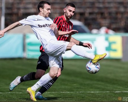 Локо все по-близо до първата шестица след успех над Славия в София