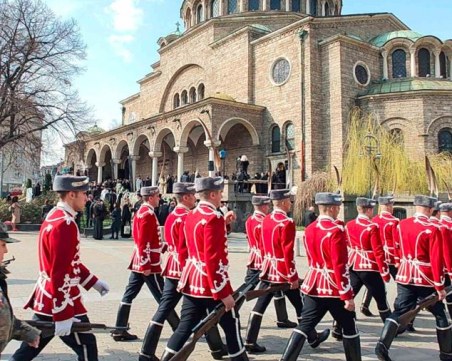 Погребаха патриарх Неофит