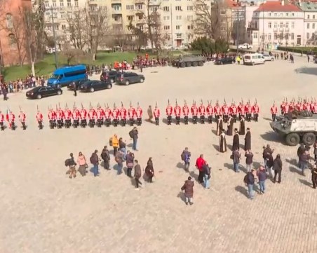 Започна литийното шествие! Лафет от гаубица пренася тленните останки на патриарха НА ЖИВО