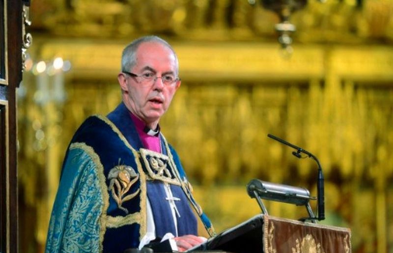 Кентърбърийският архиепископ Джъстин Уелби, духовен глава на Англиканската църква, поднесе