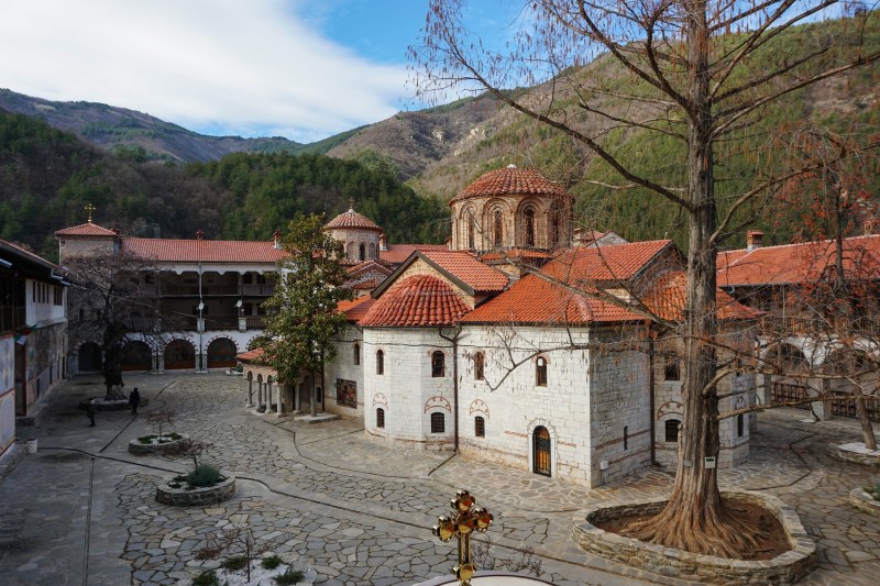 Миряни си взимат последно сбогом с патриарх Неофит и в Бачковския манастир