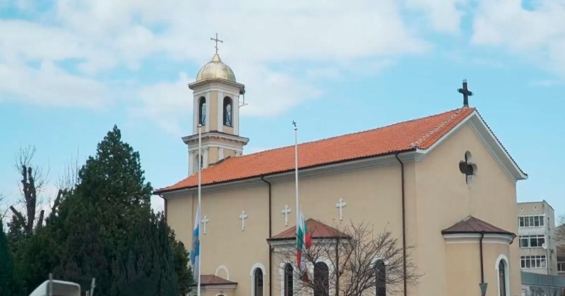 Патриарх Неофит е прекарал част от детството си в Асеновград, от където е и баща му
