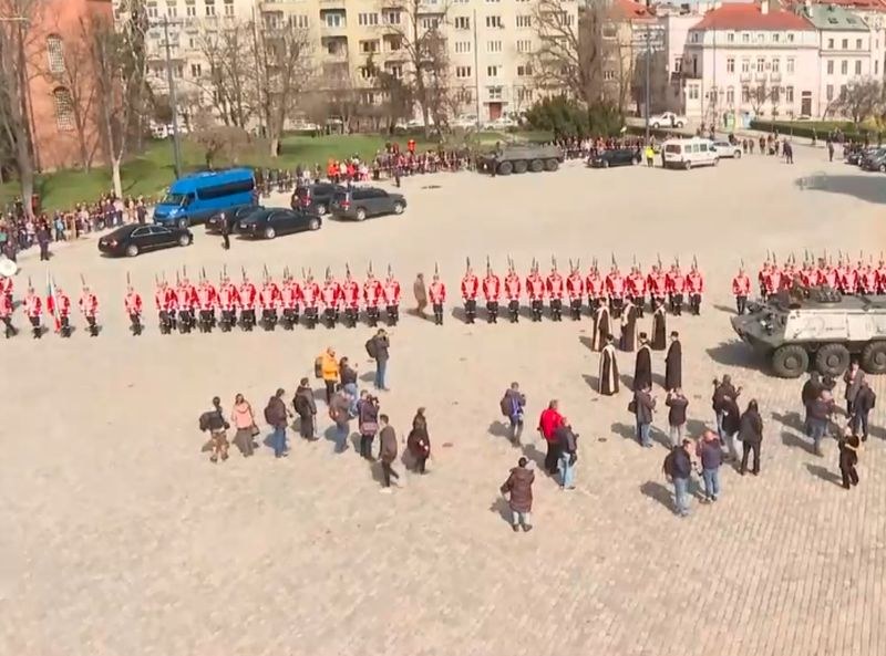Започна литийното шествие! Лафет от гаубица пренася тленните останки на патриарха НА ЖИВО
