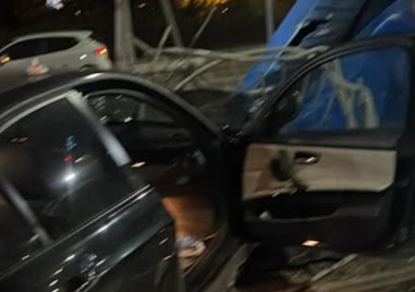 Лек автомобил BMW се е врязал в спирка на градския