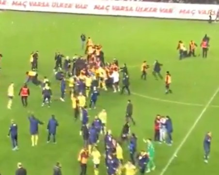 Играчи на Фенербахче набиха фенове, които ги нападнаха