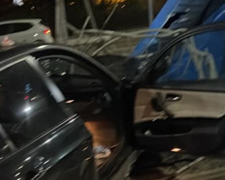 Лек автомобил се вряза в спирка на градския транспорт в София СНИМКИ