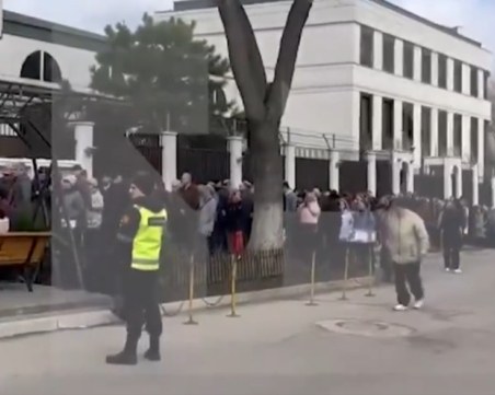 Мъж хвърли самоделни бомби в двора на руското посолство в Кишинев