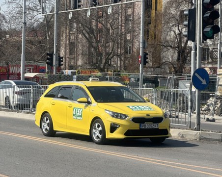 Таксиметров шофьор едва не блъсна семейство, а след това показа среден пръст