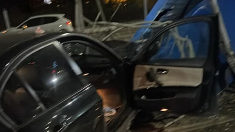 Лек автомобил се вряза в спирка на градския транспорт в София СНИМКИ