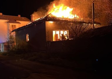 Пожар гори в ромската махала на смолянския квартал Устово известна