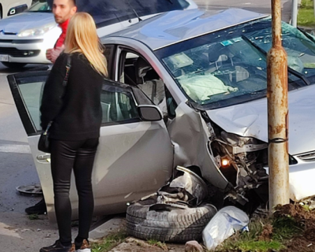 Кола се заби в уличен стълб в София