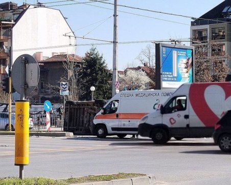 Линейка се обърна в София, пострадал е фелдшер
