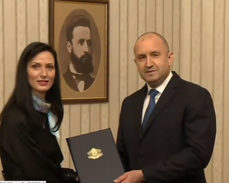 Мария Габриел взе мандата от президента и заяви: България има нужда от стабилност