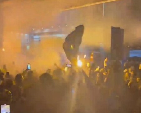 Посрещнаха като герои футболистите на Фенербахче след боя в Трабзон