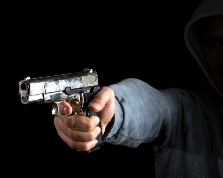 Задържаха двама тийнейджъри, стреляли по автомобили и жилища