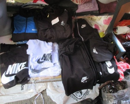 Задържаха търговец на реплики в пловдивско село, продавал на сергия