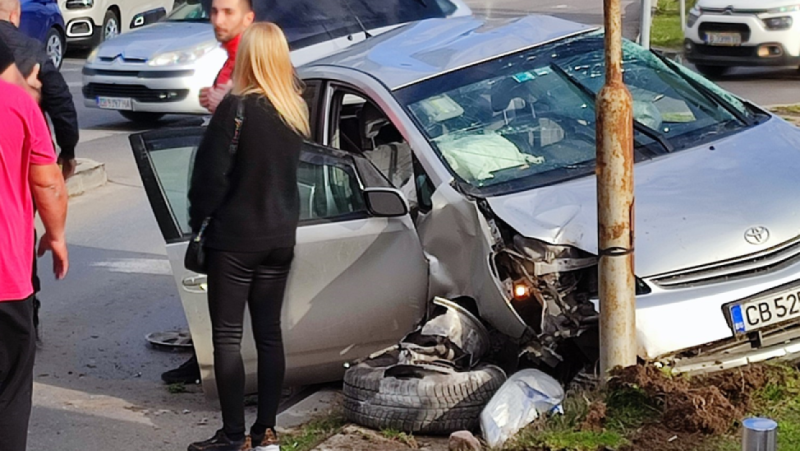 Кола се заби в уличен стълб в София