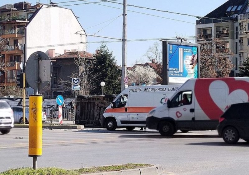 Линейка се обърна в София, пострадал е фелдшер