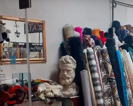 Апаши разбиха витрина на магазин в София, откраднаха бюст на Ботев
