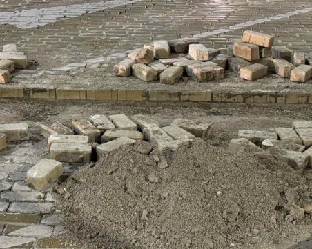 Отново пренареждат жълтите павета в София