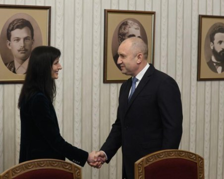 Радев подписа указа, с който предлага на НС да избере за Габриел за премиер