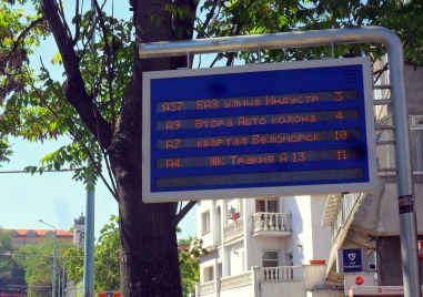 Част от електронните табла на автобусните спирки в Пловдив временно