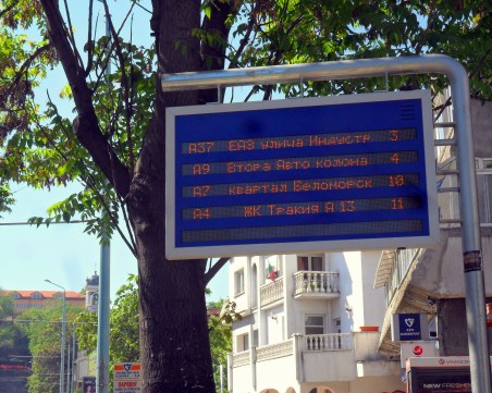Аварираха табла по автобусните спирки в Пловдив, ОКТ отстранява проблема