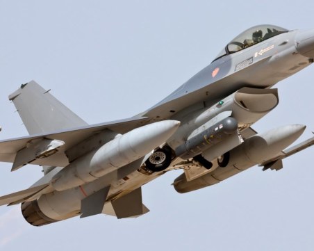 Пилотът на разбилия се изтребител край Халкидики е спасен, откаран е в болница