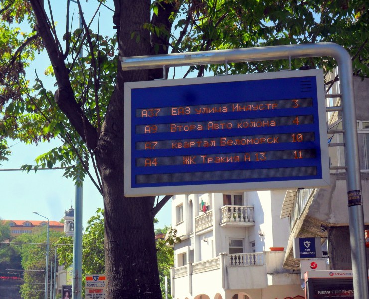 Аварираха табла по автобусните спирки в Пловдив, ОКТ отстранява проблема