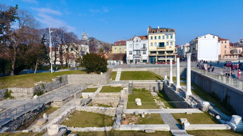 Предимно слънчево ще бъде времето в Пловдив днес, като температурите