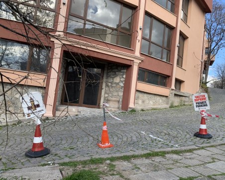 Абсурд под Сахат тепе - частна улица се превърна в незаконен паркинг