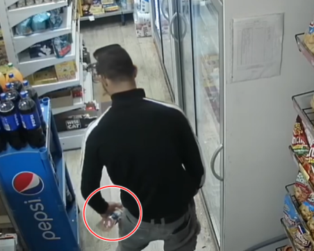 Камера засне как мъж си пъха салами в джобовете на панталона