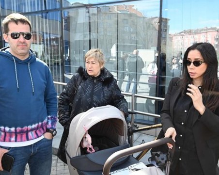 Майката и жената на Нотариуса: Никой не говори, че убиха баща на две малки деца