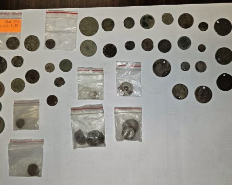 Откриха голямо количество старинни монети и други ценности в джип в Пазарджишко