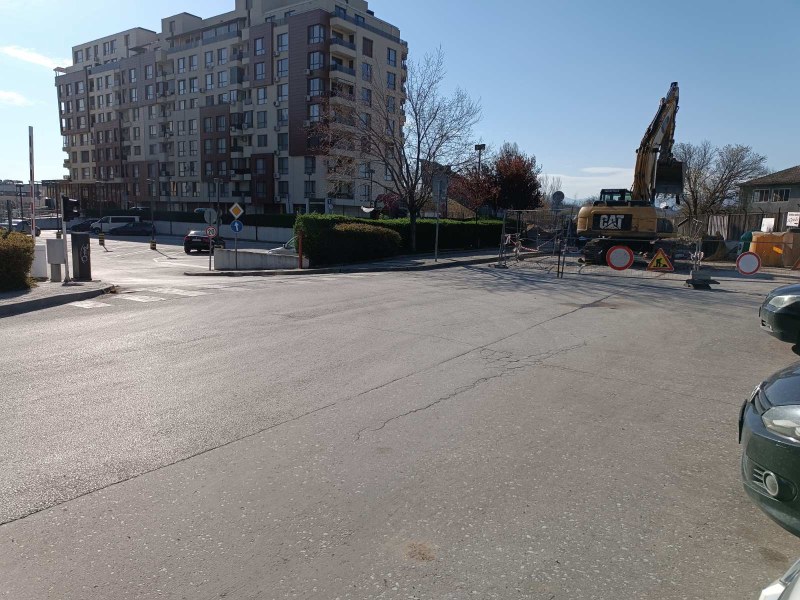 Направиха временен път през паркинга на „Пловдив Плаза”, докато трае ремонтът на ул. „Георги Странски”