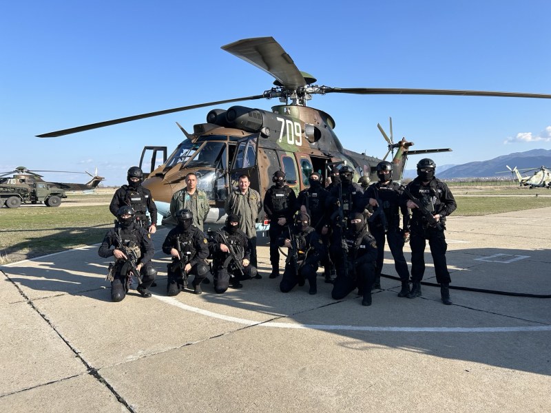 Пловдивски полицаи бяха част от екипажа на военен вертолет