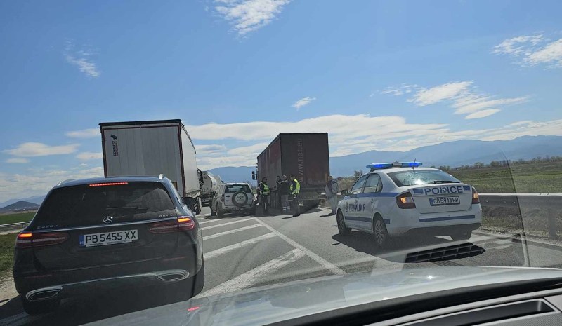 Тир и джип се удариха на входа на Пловдив, има задръстване