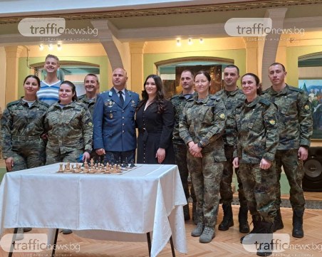 Европейската шампионка Виктория Радева игра шах срещу 10 военни по случай годишнината на Специалните сили