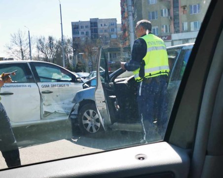 Катастрофа между два автомобила в 