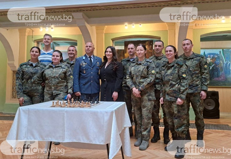 Европейската шампионка Виктория Радева игра шах срещу 10 военни по случай годишнината на Специалните сили
