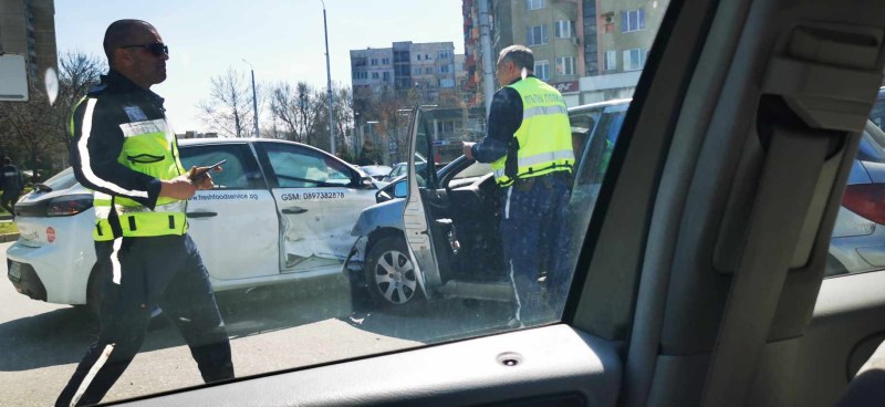Катастрофа между два автомобила затапи движението на ключово кръстовище в