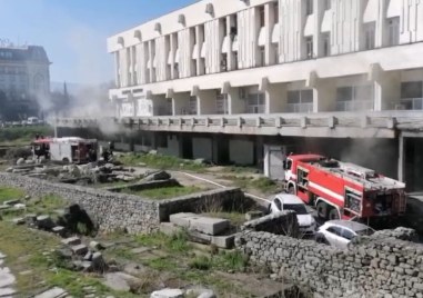 Пожар е избухнал на територията на Централна поща на Главната