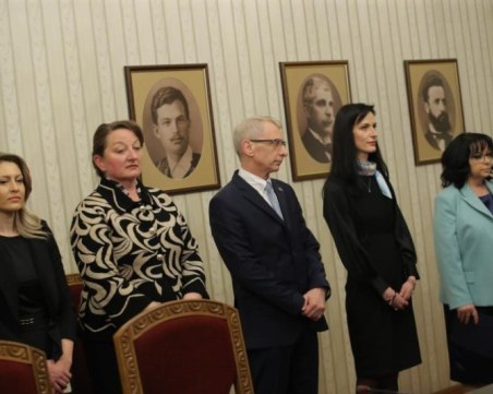 Продължава мълчанието на преговорните екипи на ГЕРБ-СДС и ПП-ДБ