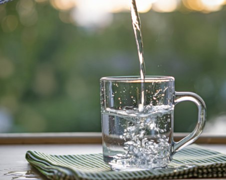 Защо да добавяме по малко сол във водата, която пием